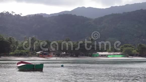 海上的小渔船东南亚泰国视频的预览图
