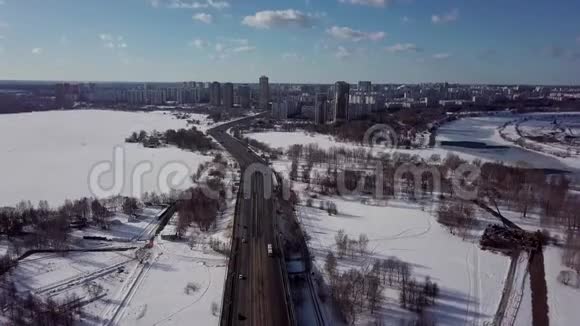冬天的城市公路高空俯视图视频的预览图