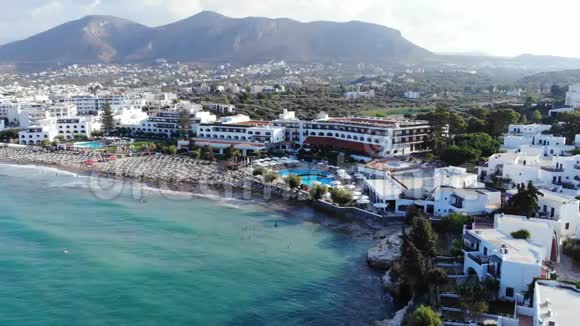 希腊克里特岛蓝海和海滩航空全景豪华酒店和城市景观视频的预览图
