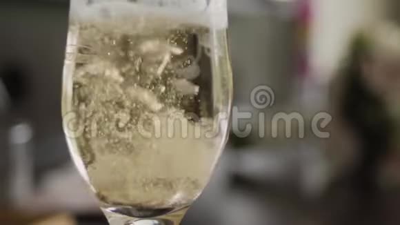 金色的结婚戒指掉进一杯香槟里视频的预览图