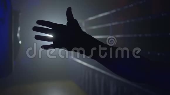 背光背景下手斗士对环的剪影视频的预览图
