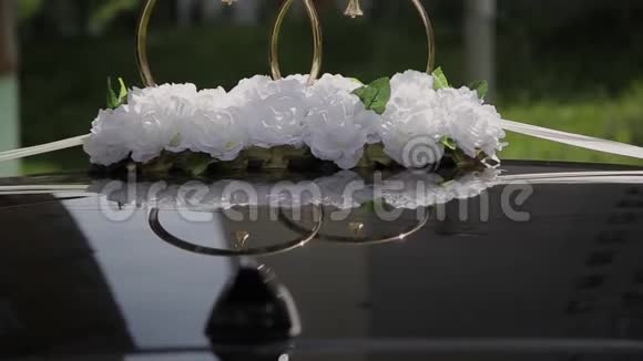 婚礼装饰和风景在车顶观赏金环视频的预览图