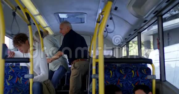女乘客在4k公交车上一边喝咖啡一边用手机视频的预览图