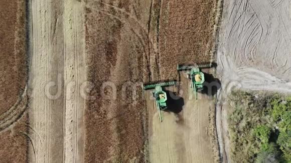 两台联合收割机的俯视图它在田间工作播种小麦视频的预览图