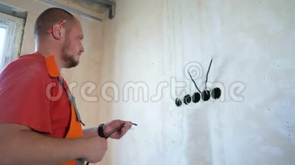 电工在墙内敷设配线电缆线路视频的预览图