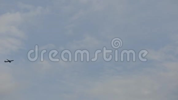 飞机在多云的天空中飞行具有蓝天背景的轮廓翱翔的飞机现代交通视频的预览图