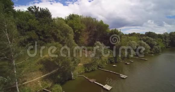 用渔人桥进行乡村湖空中演练视频的预览图