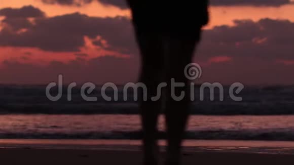 日落时孩子们牵着手沿着大海奔跑视频的预览图