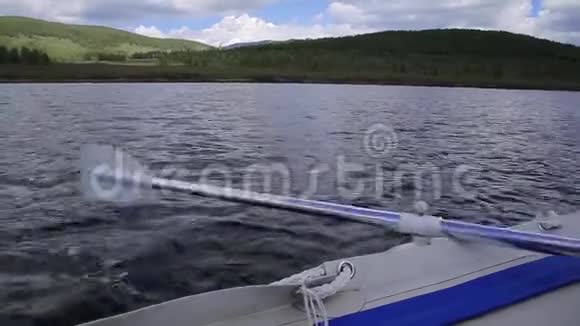 夏日山间湖上的救生艇划桨视频的预览图