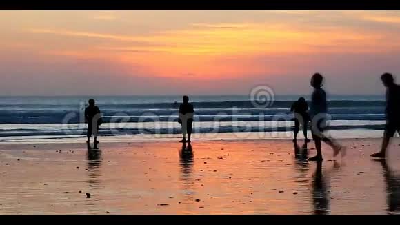 海滩上的日落猎人视频的预览图