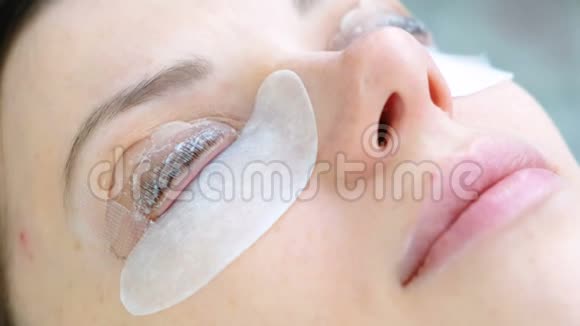 美容治疗肉毒杆菌和睫毛层压特写的脸视频的预览图