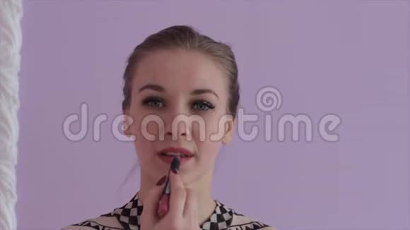 女性嘴唇的特写红色口红化妆美容保健高清视频的预览图