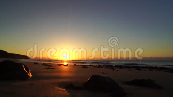孤独海滩上的日出视频的预览图