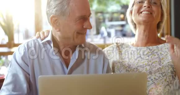 4k咖啡馆的老夫妇用笔记本电脑视频的预览图