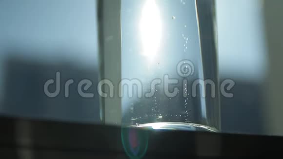 玻璃中闪烁的矿泉水气泡的慢镜头极端接近视频的预览图