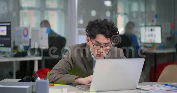 集中亚洲程序员肖像视频的预览图