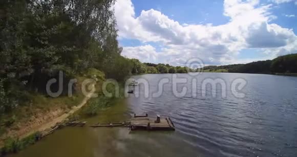 鸟瞰渔人桥窄径的乡村湖视频的预览图