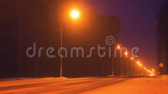 冬季夜间高速公路上的景色时间流逝视频的预览图