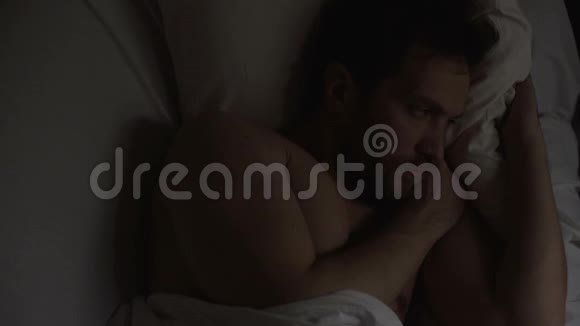 一个阳痿的男人躺在床上睡不着想着问题视频的预览图