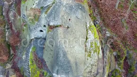 森林里的岩石修道院视频的预览图