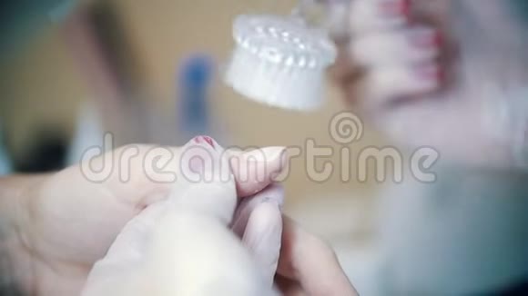 美容诊所的硬件美甲从灰尘中清洁双手慢动作视频的预览图