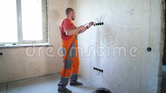 电工在墙内敷设配线电缆线路视频的预览图