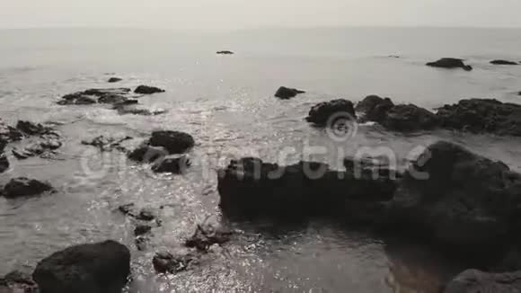 哥亚的石卡拉查海滩印度无人机的飞行视频的预览图