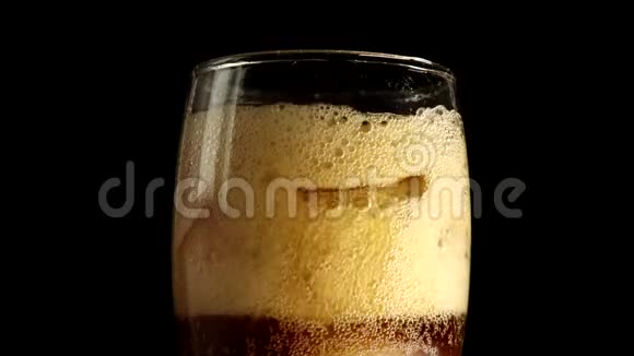 一杯冰块和一杯甜棕色饮料视频的预览图