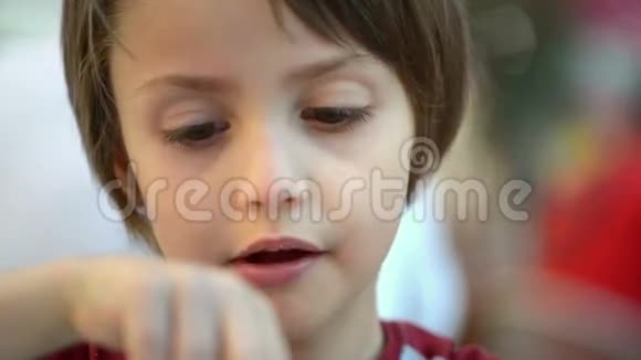 孩子吃炸土豆视频的预览图