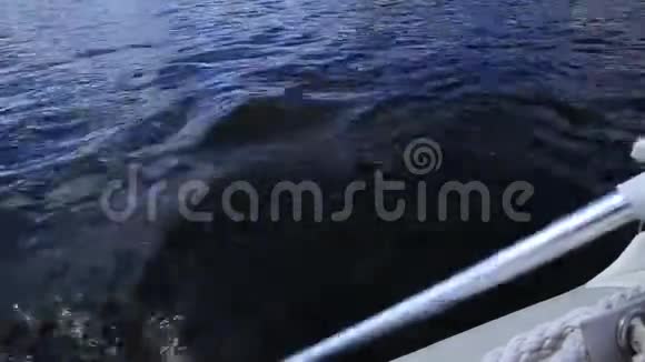 夏日山间湖上的救生艇划桨视频的预览图