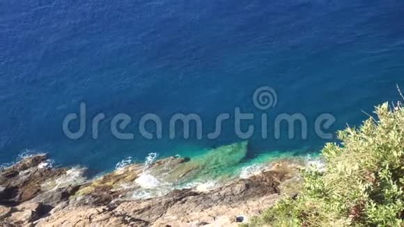 岩石悬崖和深蓝色的大海视频的预览图