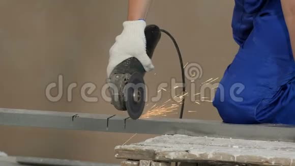 建筑工人在施工现场使用圆形磨切断锯磨床和火花视频的预览图