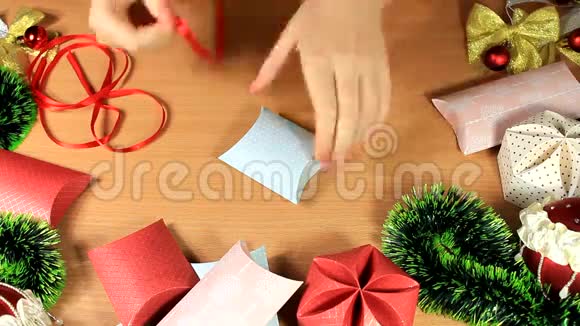 一个小盒子里的圣诞礼物视频的预览图