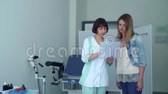 妇科医生与年轻病人交谈向她展示医学检验结果视频的预览图