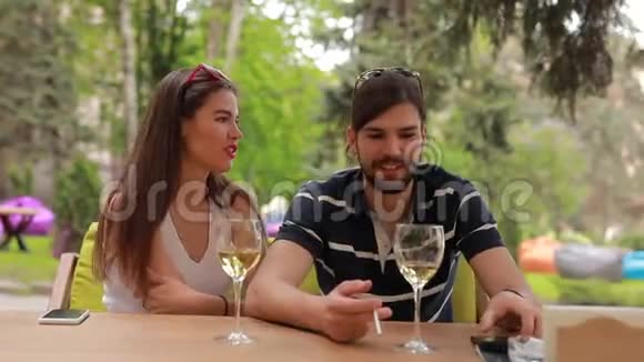 两个约会男人和女人坐在桌旁说话视频的预览图