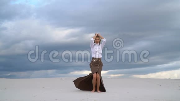 沙漠中的女孩在沙滩上跳跃视频的预览图