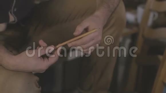 艺术家用铅笔的手视频的预览图