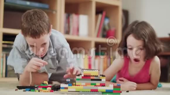 两个孩子在家玩乐高积木视频的预览图