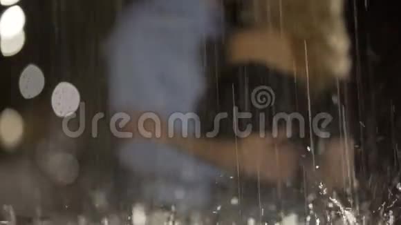 爱的一对站在雨下的诱惑之吻浪漫激情视频的预览图