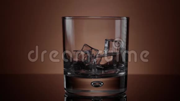 一杯威士忌在冰上近距离慢镜头视频的预览图