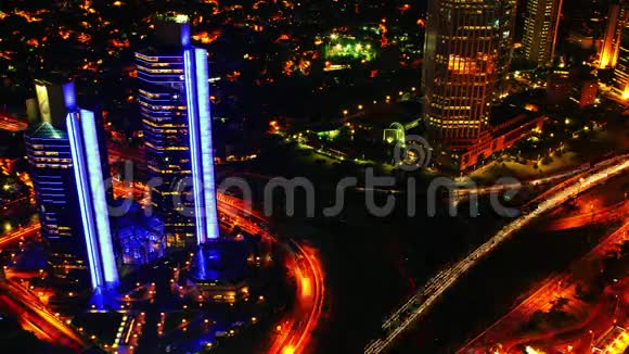 夜间交通和摩天大楼从上面看时间间隔4K视频的预览图