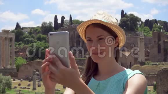 女士附近的论坛罗曼努姆做自拍手机游客在罗马论坛拍照留念视频的预览图