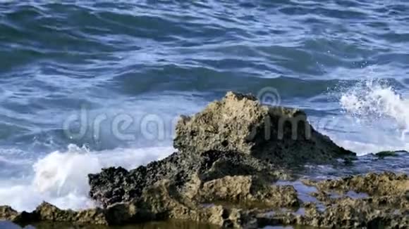 海浪拍打海岸行动波浪冲击岩石海浪拍打在小岩石上视频的预览图