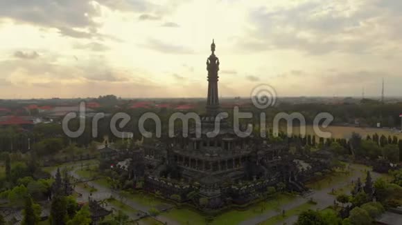 巴厘岛登巴萨市中心的BajraSandhi纪念碑的空中拍摄也被称为历史遗迹视频的预览图
