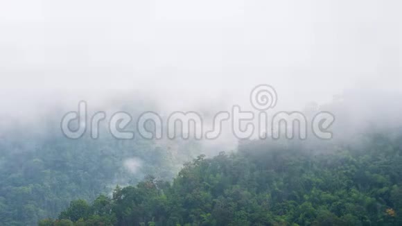 时光流逝雾在早晨沿着群山移动视频的预览图