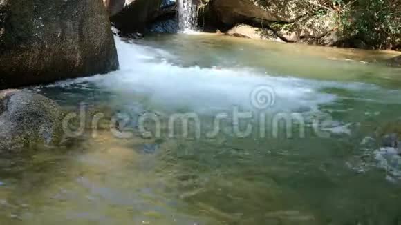 夏季从瀑布流出的纯净水视频的预览图