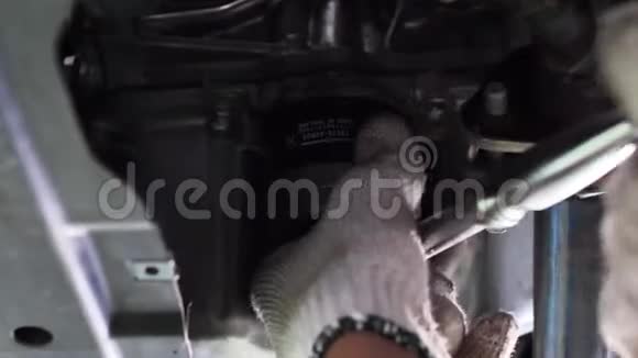 使用电动吹风器将空气力吹到汽车发动机过滤器上用于清洁灰尘视频的预览图