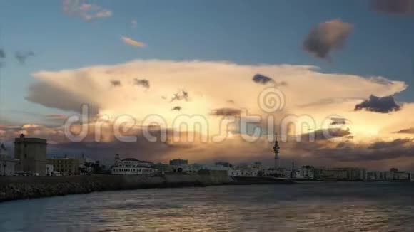西班牙积雨云下的卡迪兹天际线视频的预览图