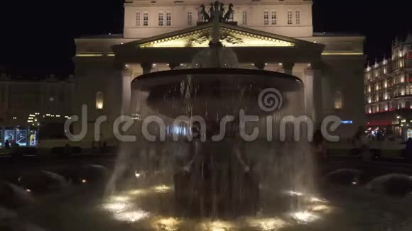 Bolshoi附近的喷泉晚上的芭蕾舞和歌剧大剧院莫斯科视频的预览图