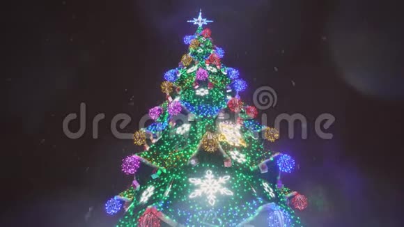 雪覆盖圣诞树与多彩灯在夜间4k视频的预览图